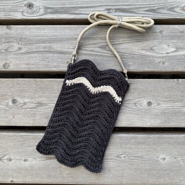 なみなみ模様のスマホショルダー①〈チャコールグレー×アイボリーライン〉