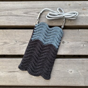 なみなみ模様のスマホショルダー⑤〈チャコールグレー×スモーキーブルー〉