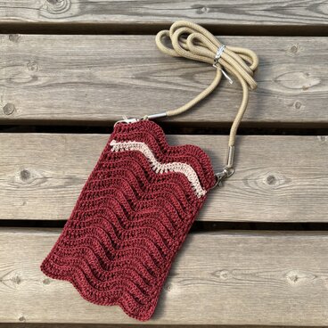 なみなみ模様のスマホショルダー③〈ボルドー×ピンクベージュライン〉