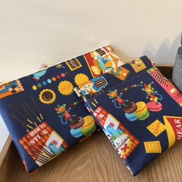 裏付きラミネートポーチ2個セット　バネ口ポーチ　お菓子柄
