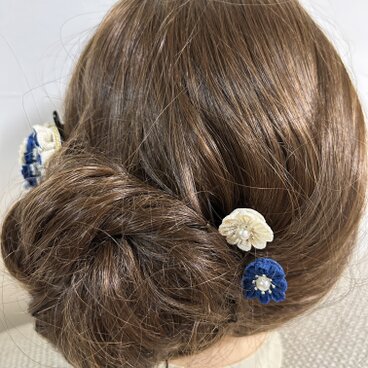 ベージュ・ネイビー・シルバーのつまみ細工かんざし3点セット Beige, Navy & Silver Kanzashi Set