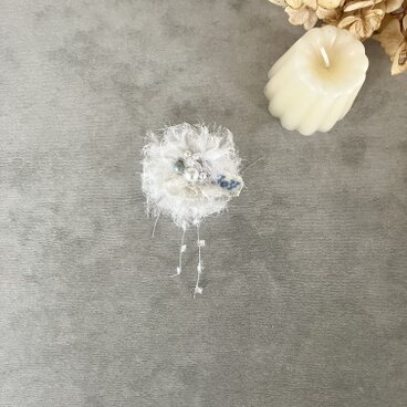 アンティークレースのふわふわブローチ[水色・Joy]