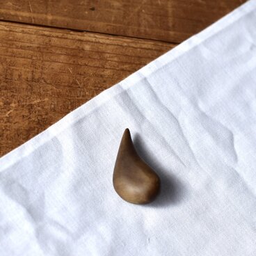 【 木工 】ウッドドロップなブローチ【A】　朴 木のブローチ 約3.9cm　ハンドメイド木工