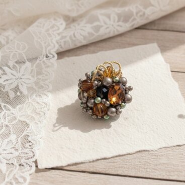 クリスタルガラスとメタルパーツの華やぎブローチ（K1234)