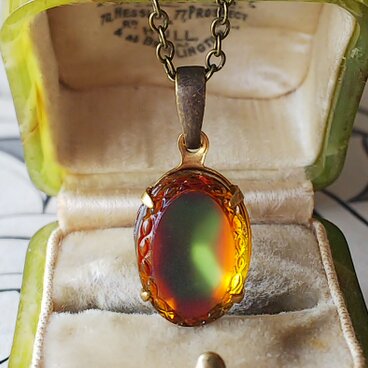 ヴィンテージ　フロスト装飾Glass（Topaz／Green）　真鍮古美ネックレス