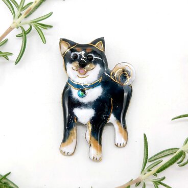 黒柴犬（2023A）の七宝焼ブローチ【受注制作】