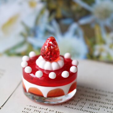 ガラスのミニチュア苺ケーキ★ガラスのミニチュア洋菓子店★