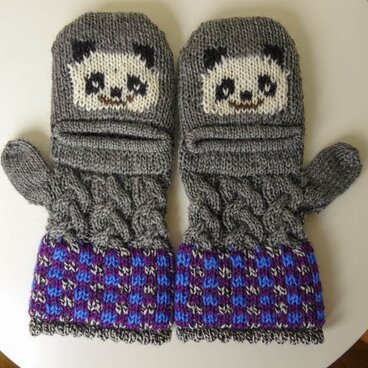 アランと編込みのスリットの入ったミトン（パンダさんとチェック柄）