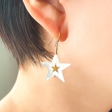 光をはめこむ 星のパズル 白蝶貝とゴールドヘマタイトの耳飾り 14kgf