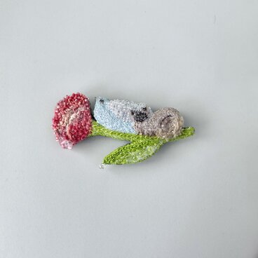 "hana to tori to neko" 春の花と鳥とシャム猫　手刺繍ブローチ