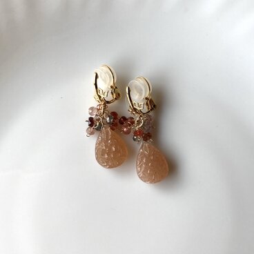 カービングムーンストーンとスピネルのソフトタッチイヤリング