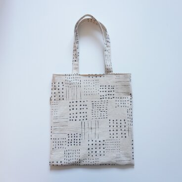 フラットトートバッグ　肩かけ　手描き風モノトーン