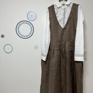 毎日着たい大人服　切り替えタックジャンパースカート　リネン　ブラウンベージュ