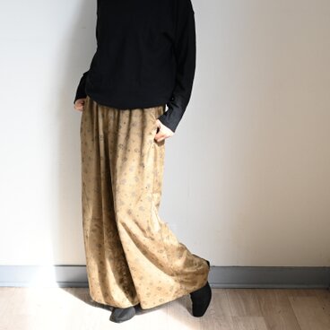 【new arrival】透かしフラワー柄 スエード調フレアワイドパンツ：モカ