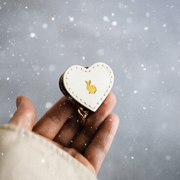 うさぎの心❤︎小さいハートの牛革コインケース／ジュエリーケース/ホワイト（白）