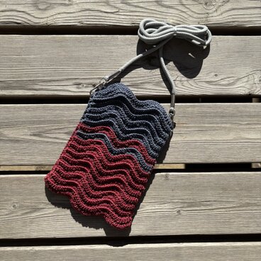 なみなみ模様のスマホショルダー⑦〈ダークブルー×ボルドー〉