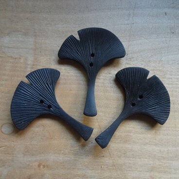 紫檀で作った銀杏の釦３個セット