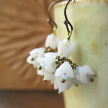 アンティーク　スネークビーズ　白　小房　ピアス＆イヤリング　百世 momotose（西）