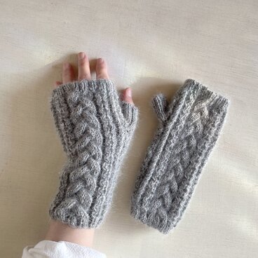 ベビーアルパカとキッドモヘアのアランハンドウォーマー・フロスティグレイ●受注生産●