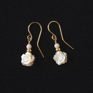 Beige Rose Pierce（マザーオブパール×リバーストーン）