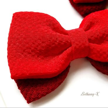 一年中おすすめ◆6cm×8cmのベビーからずっと使える和風リボンの髪飾り◆赤×えんじ色のちりめんリボン