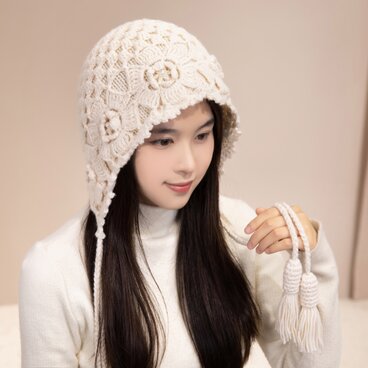 手編み【Lady's】オシャレな手編み（二重編み）　フリンジ付き帽　ベージュ