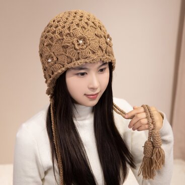 手編み【Lady's】オシャレな手編み（二重編み）　フリンジ付き帽　茶色