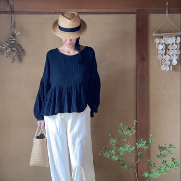 Double Gauze Frill Blouse in Black/ダブルガーゼフリフブラウスブラック(ワイドラウンドネック）