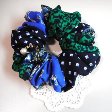 ジョーゼットとパールのシュシュ（パッチワーク柄紺緑系・くしゅくしゅ感）