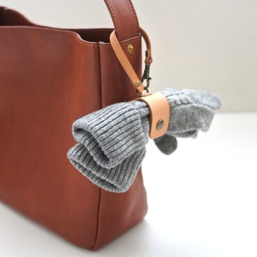 ヌメ革のてぶくろホルダー