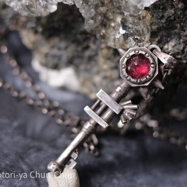 【完全新作！】トシッタさんのスリランカ産ロードライトガーネット　魔法の鍵ペンダント（チェーン付き）【赤の鍵】