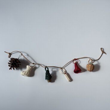 ラタンのクリスマスガーランド