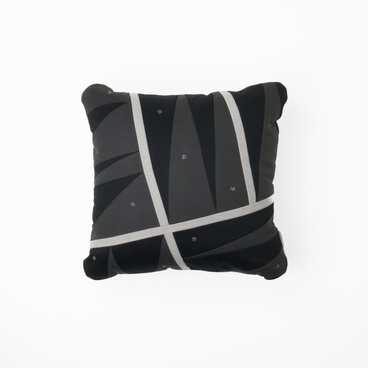 monotone cushion / black
