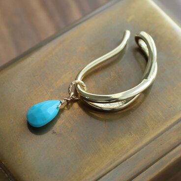 ✨際立つターコイズブルー✨ キングマンターコイズ＜ペアシェイプ・ブリオレット＞のイヤーカフ