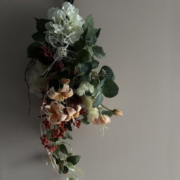 正月お飾り_着脱可能！８０cmのロングガーランド！くすみレッドとオレンジの草花を使ったスリムなスワッグブーケ。テーブルピースにも