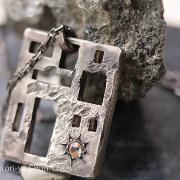 【完全新作！】バイカラーサファイア　重いよ！石板ペンダント（チェーン付き）【朽果】