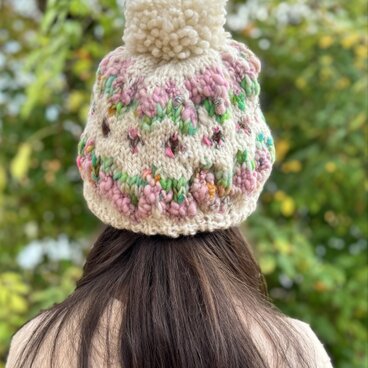 手紡ぎ毛糸の手編み帽子とアームウォーマー