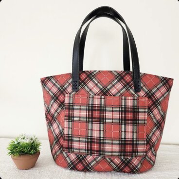 たっぷり入る❤︎合皮の持ち手のチェック柄トートbag
