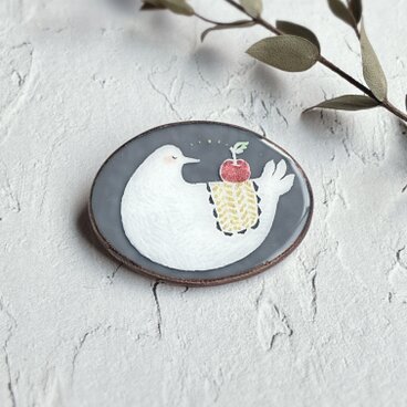 りんごの実と鳥のブローチ　ステンドグラスブローチ