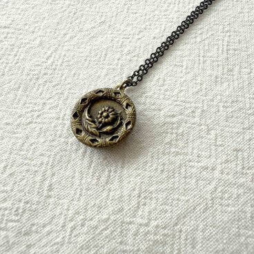 アンティークボタンネックレス／フラワーモチーフボタン