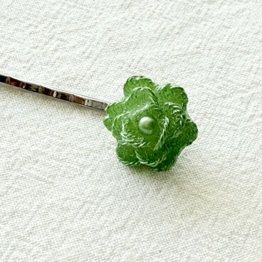 現代ボタンヘアピン／グリーン花・デザインボタン
