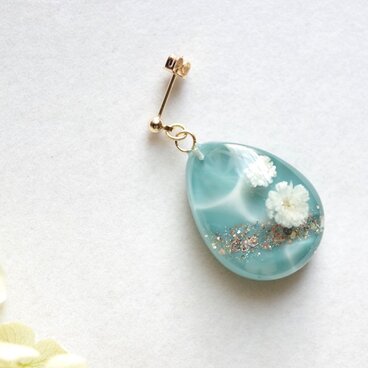 レジンアート　ドロップピアス〈髑髏と花〉