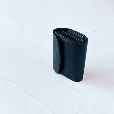 三つ折りコンパクト財布(ブラック×グリーン) イタリアンレザー バイカラー クリスマス　手縫い 本革 三つ折り財布