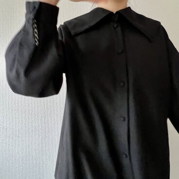 ウール生地の大きな四角い襟ブラウス