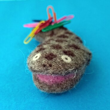 【羊毛フェルト】オオサンショウウオ君あくび中 クリップホルダー