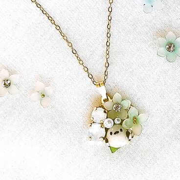 シマエナガ ネックレス（お花＆クリスタルガラス）／樹脂粘土／サージカルステンレス／野鳥アクセサリー ※受注制作※