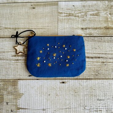 大人かわいい冬の星空⭐︎手刺繍フラットポーチ(ポケットティッシュサイズ) 国産帆布　サテン　星　小物入れ　ギフト　クリスマス