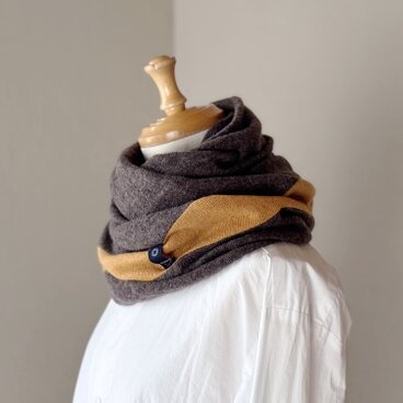 温度を纏う。純カシミヤねじりスヌード ［Obi Design］モカブラウン/マスタード