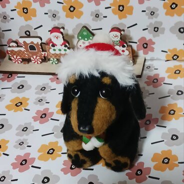 羊毛フェルト サンタ帽子の大き目ダックスちゃん　ケーキ付き