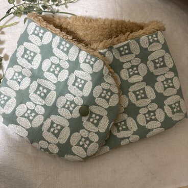 ハンドメイド☆ネックウォーマーグリーンリネン花刺繍ファ